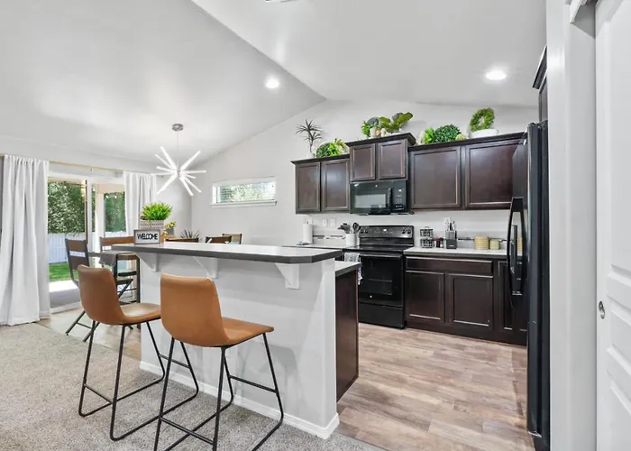 Stoddard Trailhead Central Nampa Home - Sleeps 10