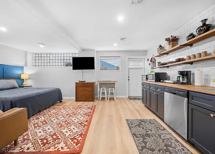 Trendy & Hip South Side Studio Walk To Downtown