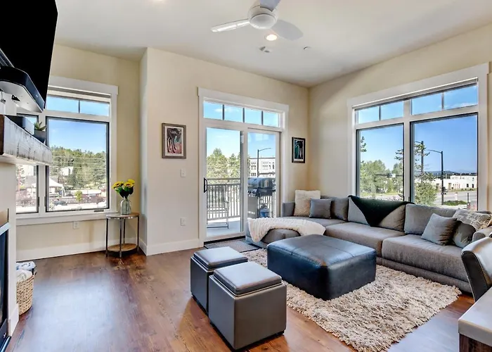 Luxury Loft Retreat: Hot Tub, Views & Activity Perks