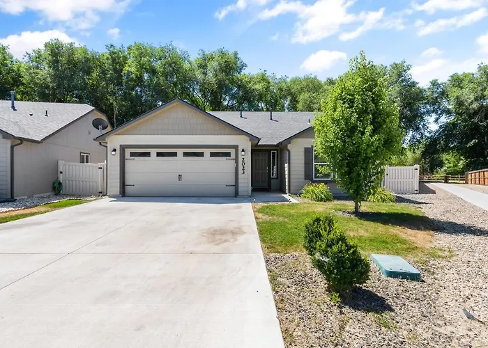 Stoddard Trailhead Central Nampa Home - Sleeps 10