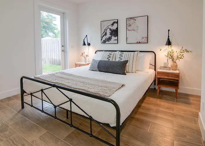 Private Cottage - King Beds, Brand New, Near Beach, Golfing, Shopping & Restaurants
