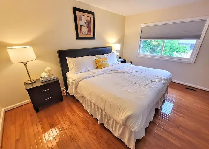 Nice 3 Bdr 2 Bath Near Airport, Train With Plus Wifi And Parking