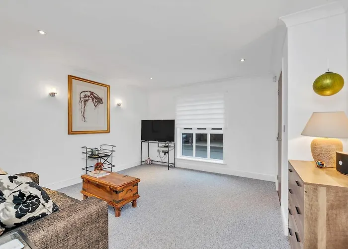 10 St Edmundsbury Mews
