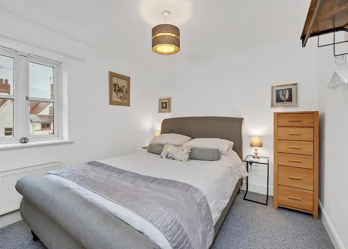 10 St Edmundsbury Mews