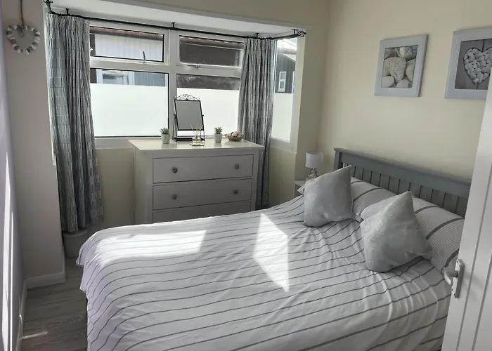 Pebbles 144 South Shore 2 Bed Chalet 2 Dog Friendly, Sleeps 4
