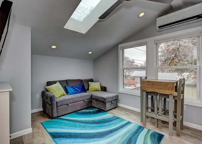 The Lilly Pad: Pet-Friendly Hyde Park Retreat