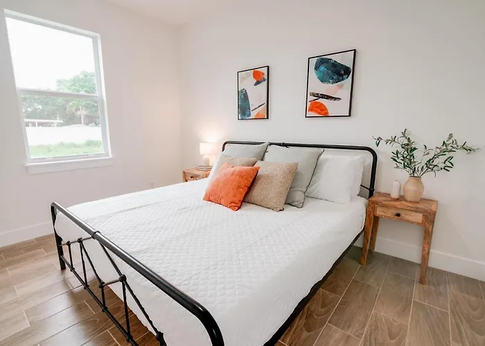 Private Cottage - King Beds, Brand New, Near Beach, Golfing, Shopping & Restaurants