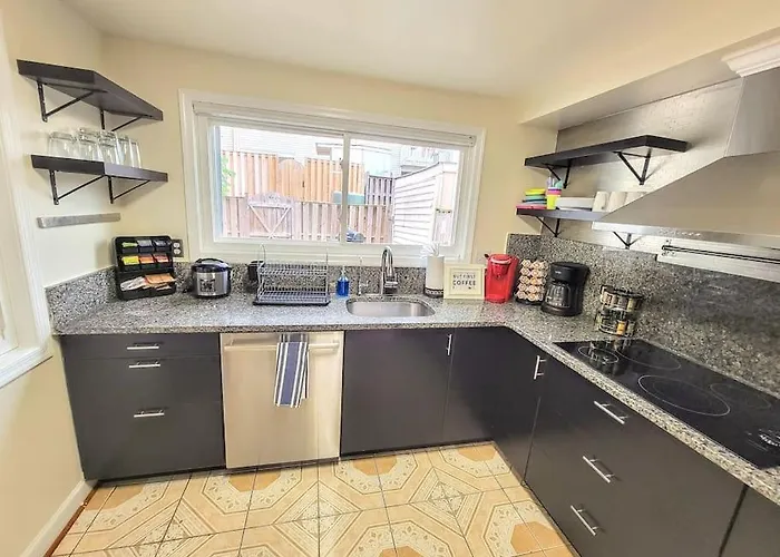 Nice 3 Bdr 2 Bath Near Airport, Train With Plus Wifi And Parking