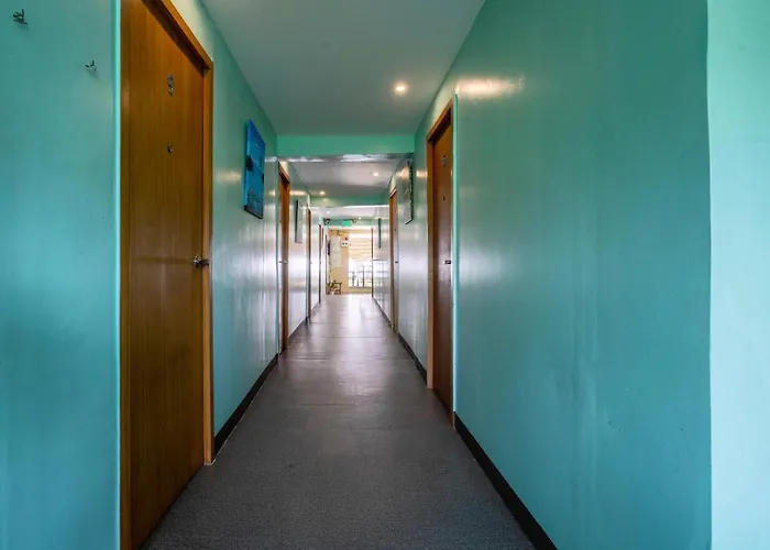 White Shamrock Beach Hotel