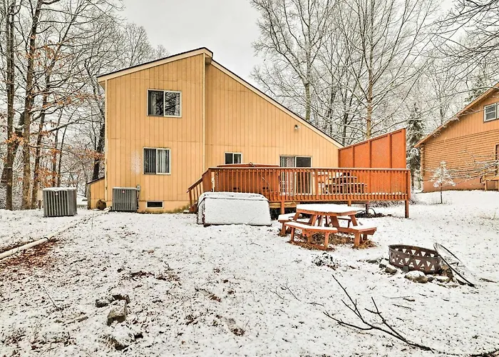Hot Tub + Deck: Pet-Friendly Poconos Getaway!