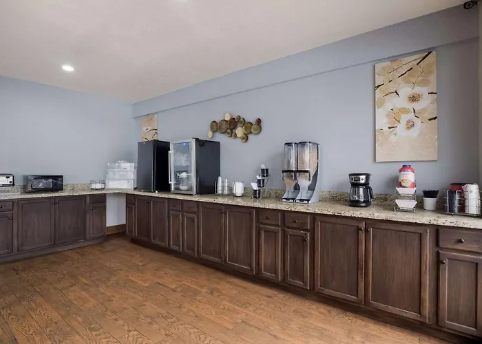 Spanish Trails Inn - Laredo Hotel