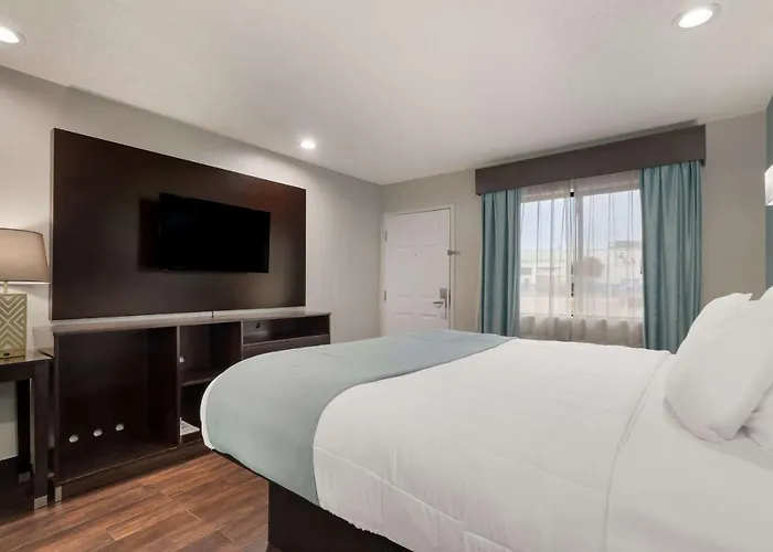 Spanish Trails Inn - Laredo Hotel
