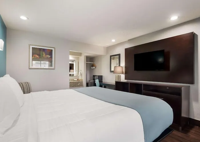 Spanish Trails Inn - Laredo Hotel