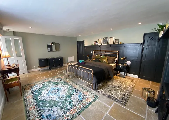 Clifton Georgian Townhouse, Downstairs Ensuite Room & Light Plant Based Breakfast