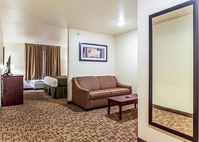 Cobblestone Hotel & Suites - Hutchinson