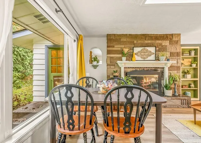 Bright, Updated Waterfront Cottage Pets Welcome!