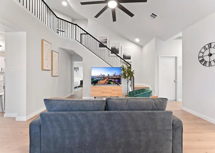 Modern & Homey 3Br Home, Remote Work Friendly, King Beds, Fast Wifi