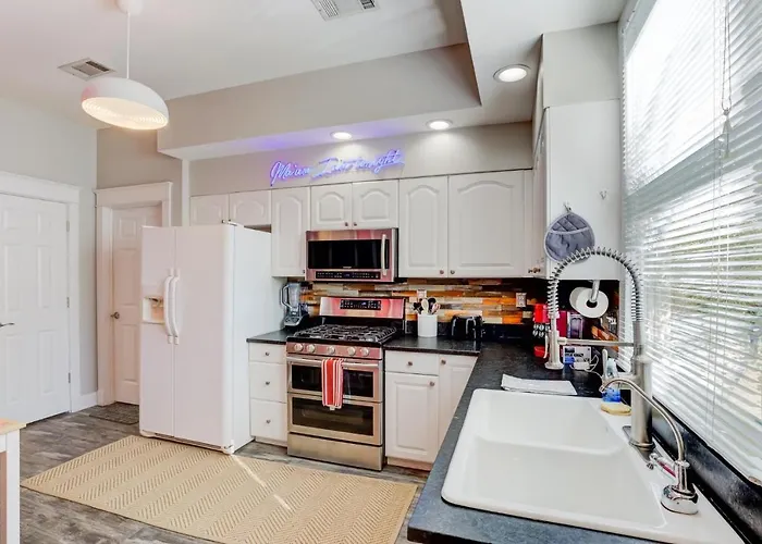 Hip And Spacious Midtown Cottage Near Beale Street