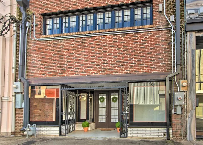 Updated Apartment In Historic Dtwn Marshall!