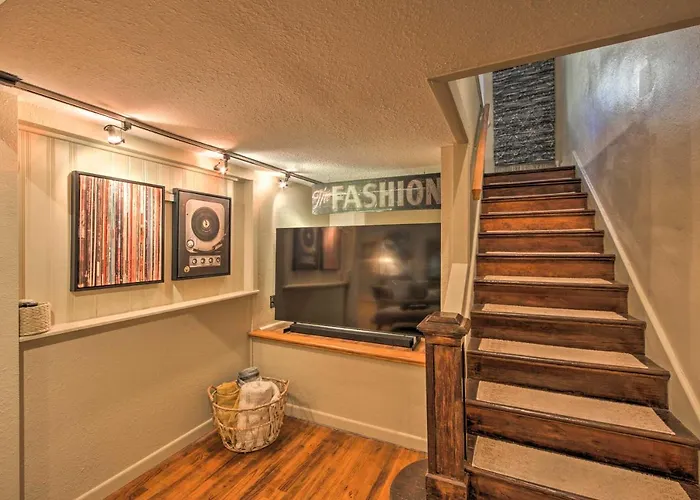 Updated Apartment In Historic Dtwn Marshall!