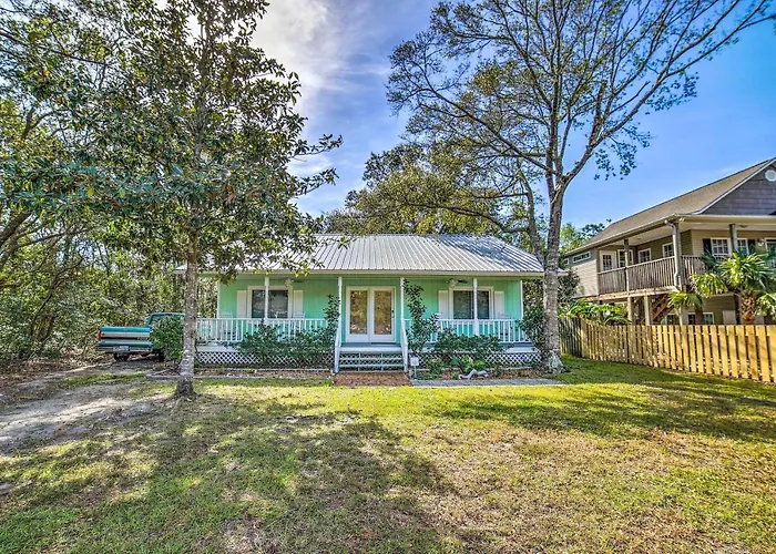 Oak Island Home W/ Yard < 1 Mi To The Beach!