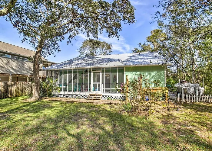 Oak Island Home W/ Yard < 1 Mi To The Beach!