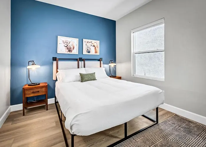 Single Bedroom - Queen Size. Heart Of Downtown Vista