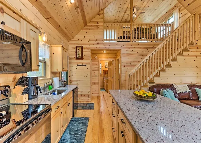 Cozy Mtn Cabin: Spacious Deck & Forest Views!