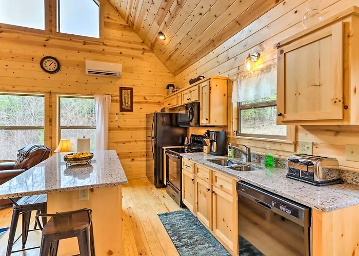 Cozy Mtn Cabin: Spacious Deck & Forest Views!
