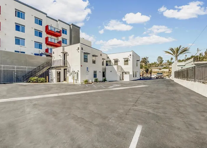Vista Vacation Downtown Walkable Modern Escape