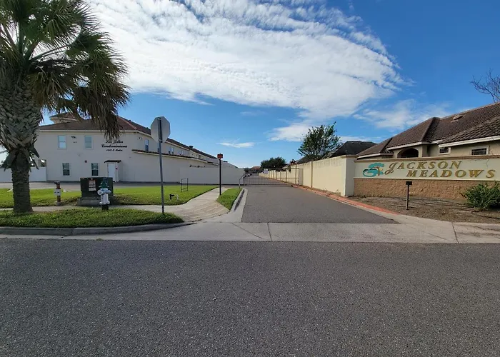 4 Bedroom Smart Luxe Condo, Gated Community, Pool View, Mins To Costco & Top Golf
