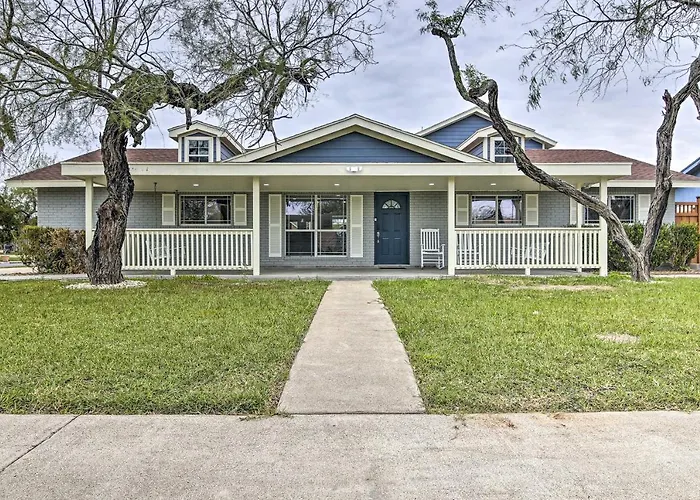 Patio & Grill: Spacious Gem Near Gulf Coast!