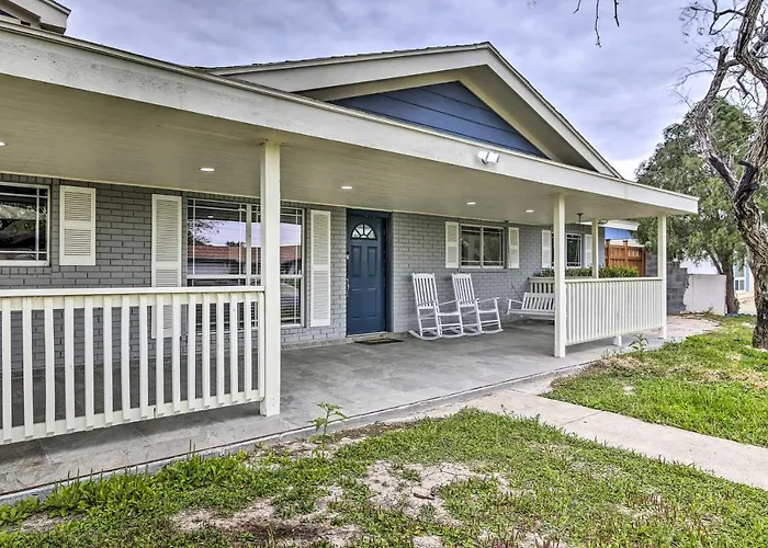 Patio & Grill: Spacious Gem Near Gulf Coast!