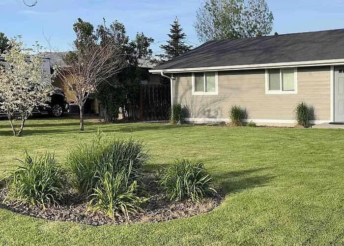 Beautiful, Well-Stocked Home - Sleeps 7!