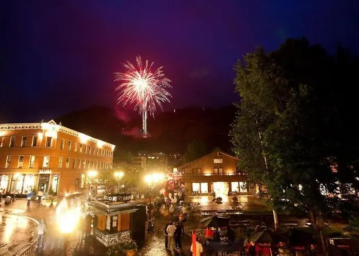 Aspen Downtown Luxury: 3-Bedroom with Pool, Hot Tubs & Game Room