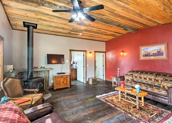 Lovely Livingston Loft W/ Mountain & River Views!