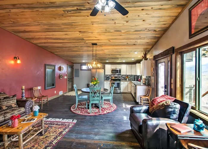 Lovely Livingston Loft W/ Mountain & River Views!