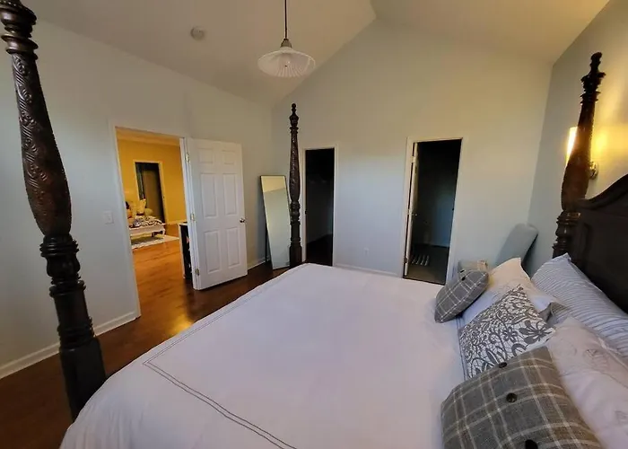 11. Spacious Lakeview Home In Guntersville