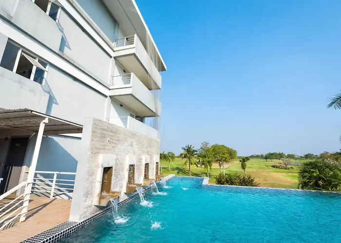Uniland Golf & Resort