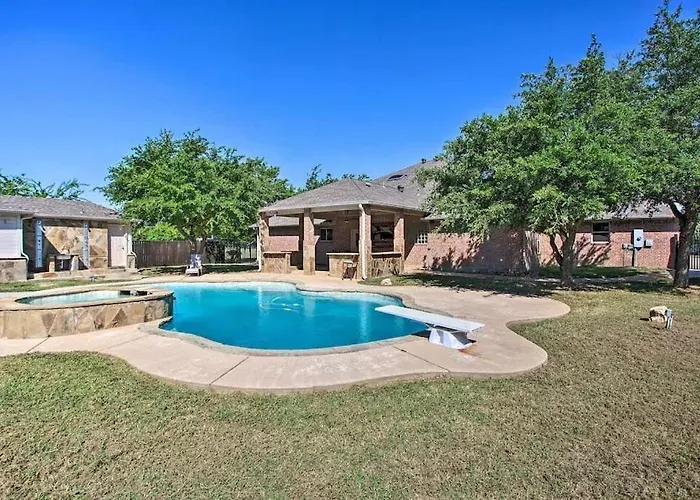 Heated Pool, Pool Table, Hot Tub, Home Theatre, Guest House, Basketball Court, Sleeps-20