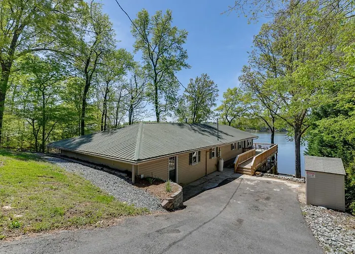 Pet-Friendly Lexington Vacation Rental On Lake!