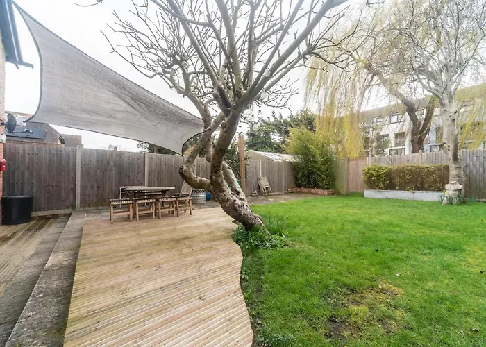 6 Bedrooms Beautiful Home 3 Bathrooms, Quiet Location With Garden Near Legoland Windsor Heathrow