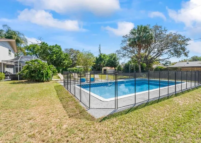 Oversized 4Bed + Converted Bedroom, Heated Pool + Hot Tub