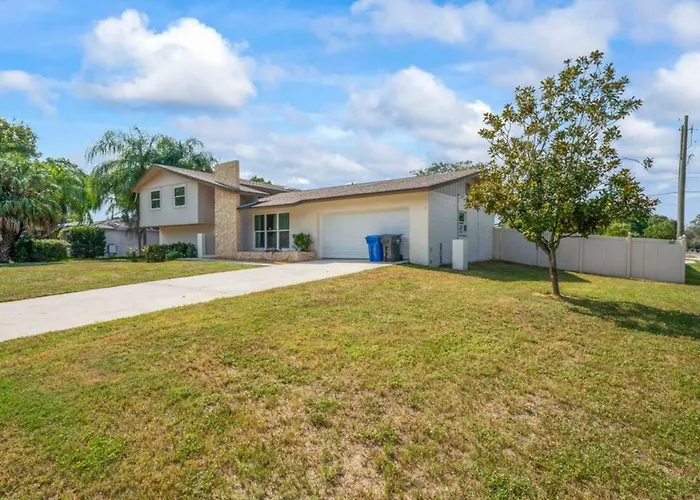 Oversized 4Bed + Converted Bedroom, Heated Pool + Hot Tub