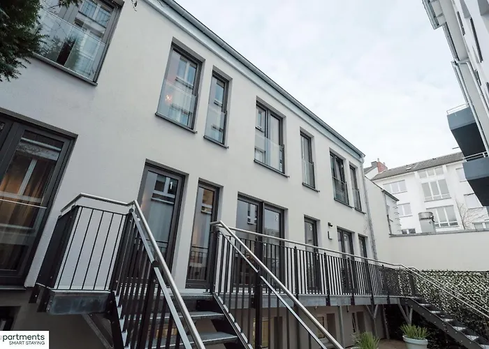 City-Studio im Innenhof mit Boxspring-Bett und Community-Raum
