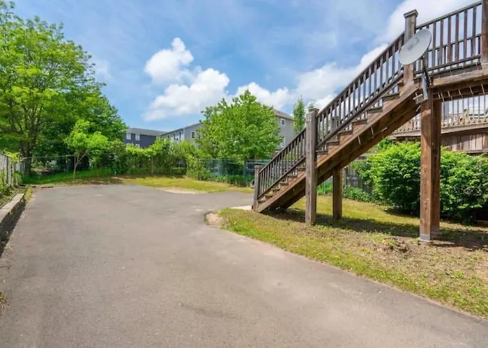 Gorgeous Waterfront 3 Bedroom, 1.5 Bathroom Unit.