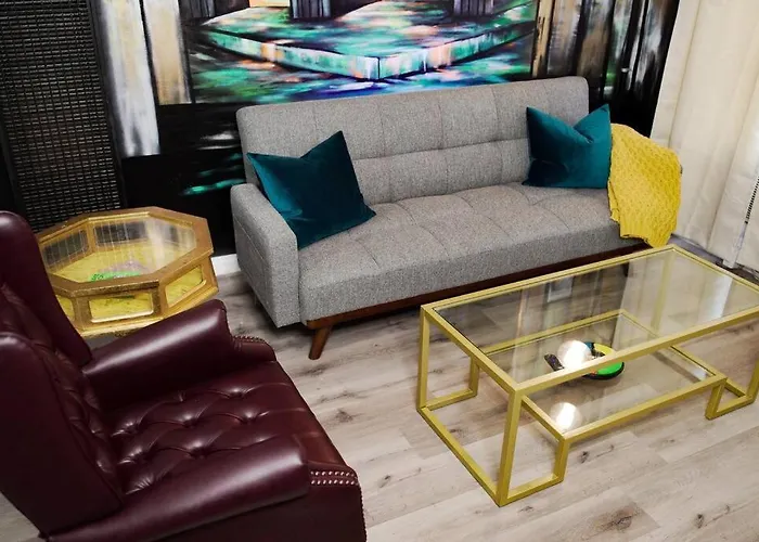Artful Retreat: Downtown Business Hub with Universal Studios Access