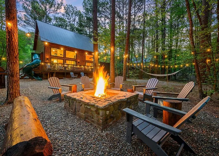 Hickory Bear Cabin: Pines, Hot Tub & Family Fun