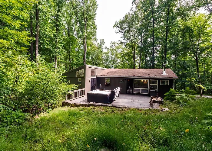 Secluded Oasis W Hot Tub, Screened-In Porch, Wifi!