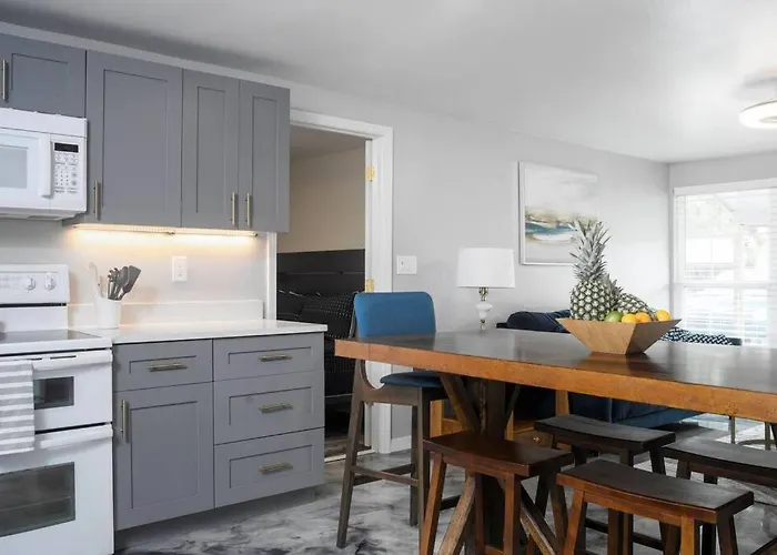 Charming Family Oasis ~ Dog-Friendly ~ Backyard